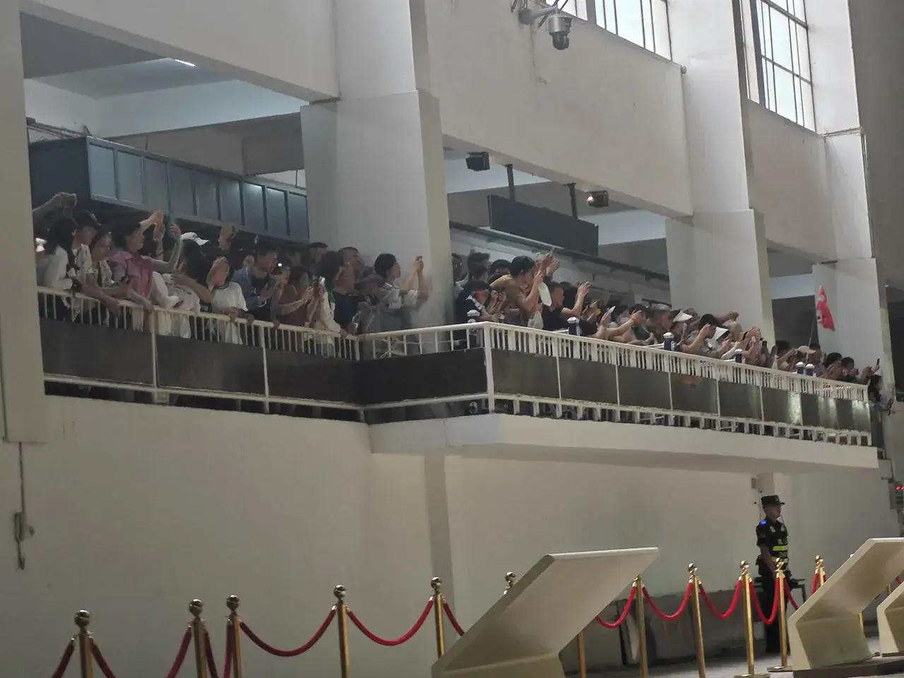 我觉得上面的人比下面的人多!